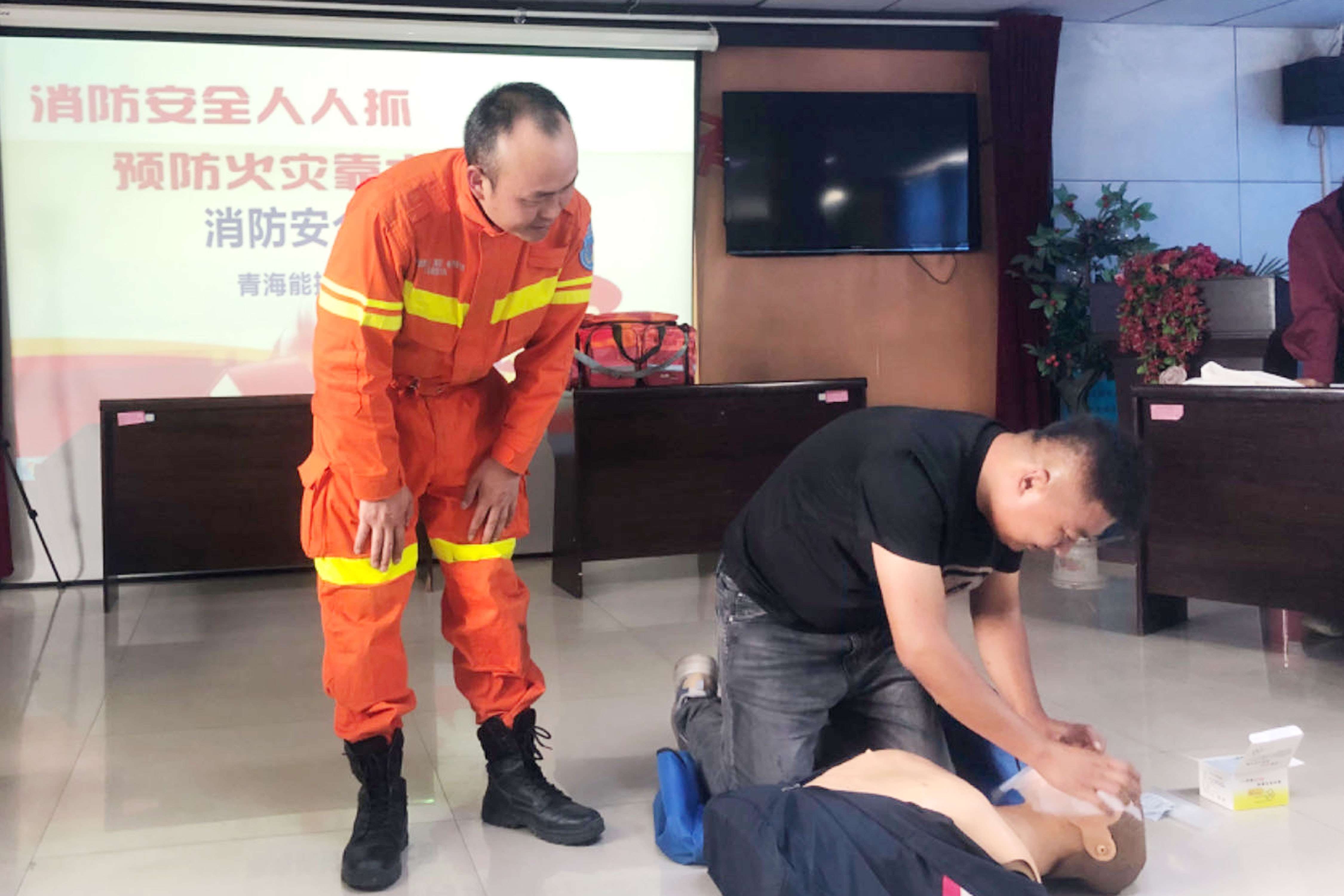 大通事業部邀請國家應急救援隊青海隊教官為各商鋪、場地承租人、事業部員工開展消防安全教育培訓.jpg