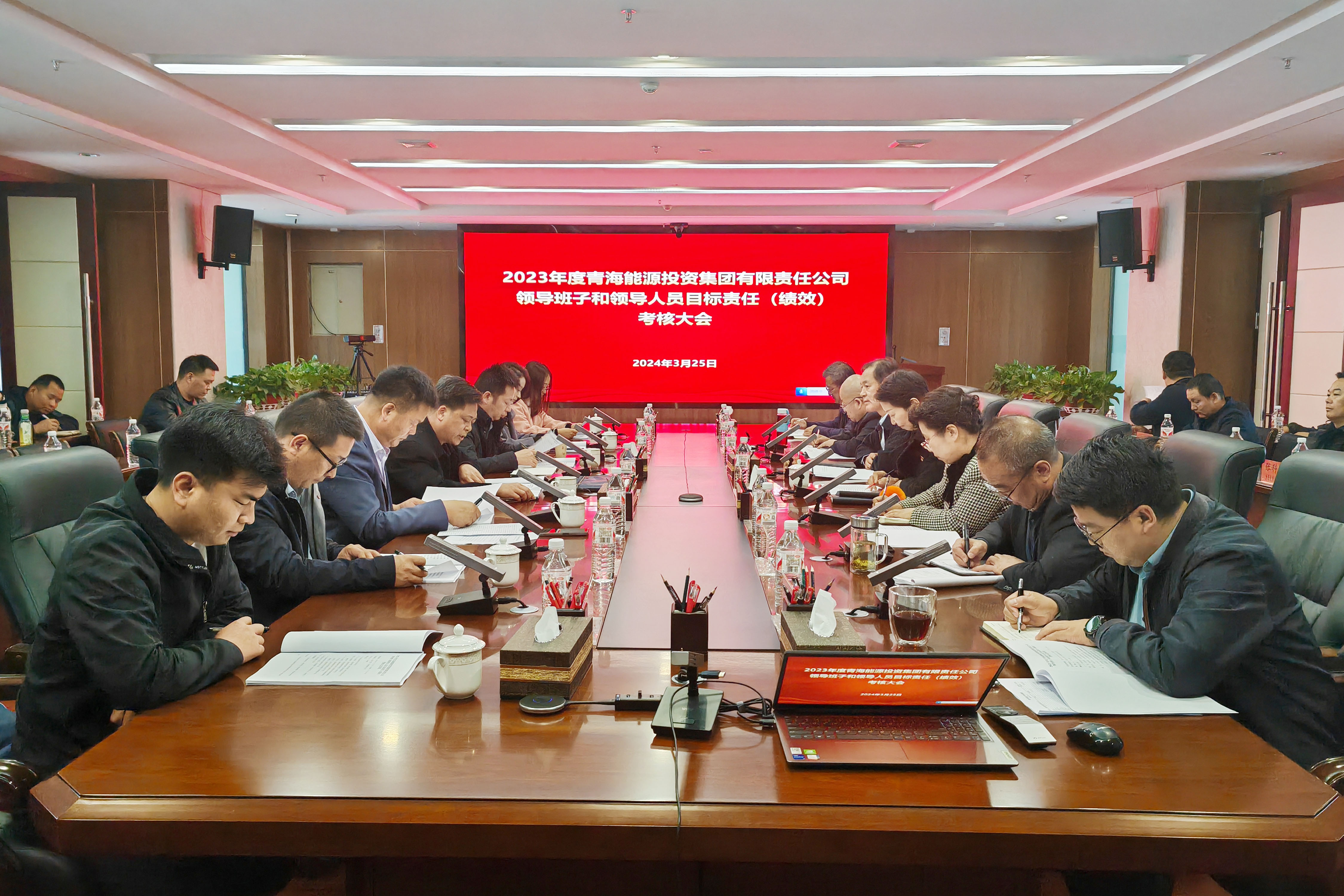 3月25日至26日，省屬企業(yè)年度目標(biāo)責(zé)任（績(jī)效）第四考核組組長(zhǎng)、省國(guó)資委二級(jí)巡視員、考核與分配處處長(zhǎng)劉偉煒帶隊(duì)到能投集團(tuán)開(kāi)展2023年度領(lǐng)導(dǎo)班子和領(lǐng)導(dǎo)人員目標(biāo)責(zé)任（績(jī)效）考核工作。.jpg